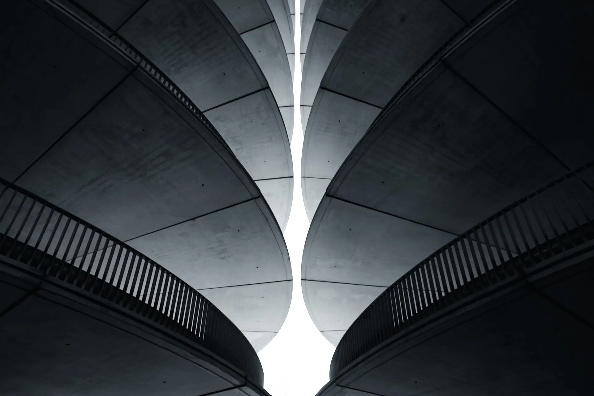 Toit voûté en béton sous une lumière bleue