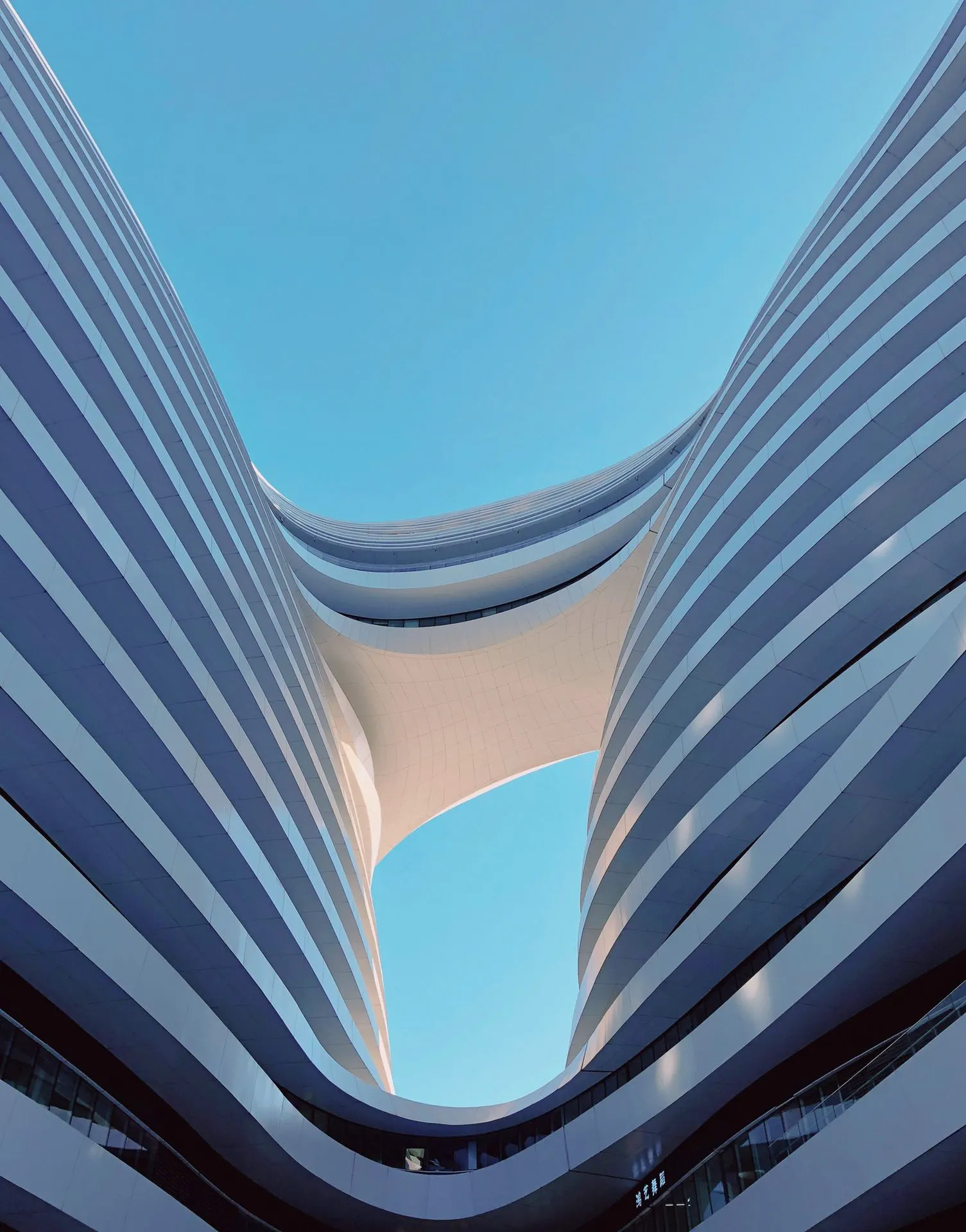 Façade blanche incurvée